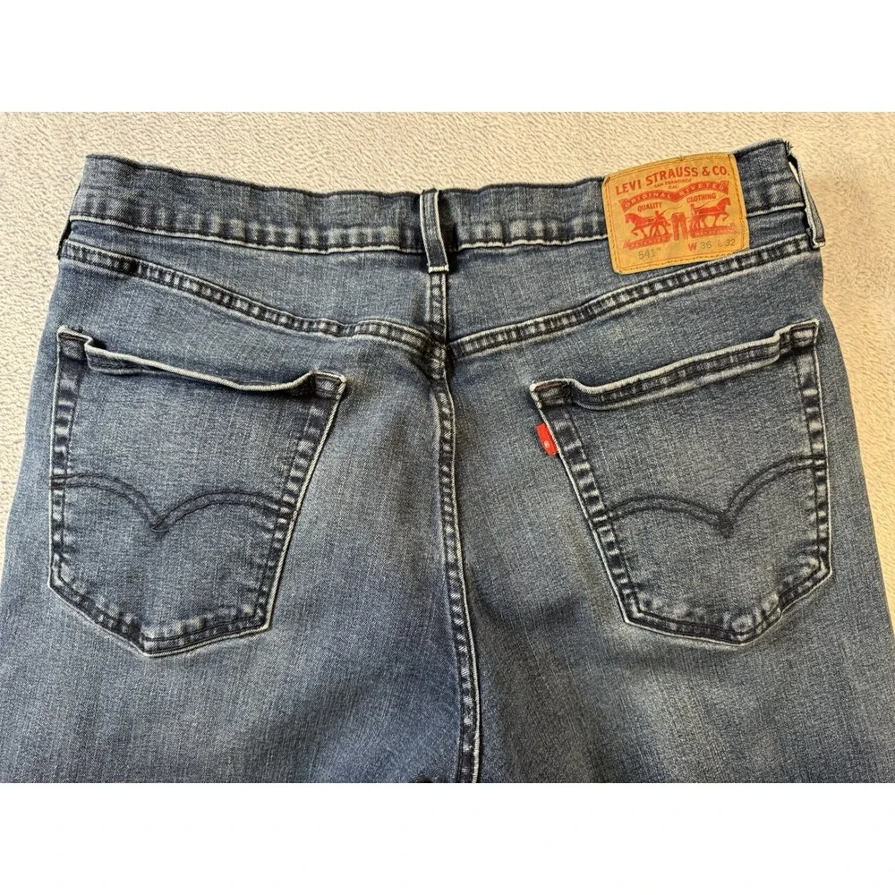 Levis 541 Athletic Taper Jeans Mens 36x30.5 Blue Stretch Denim 18181-0216